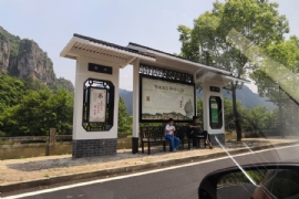 公交候車亭對於外地遊客（kè）來說充當著“導遊”的作用
